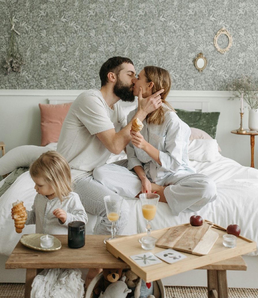 Regalos románticos sin caer en lo cursi: desayunos sorpresa con amor y estilo.