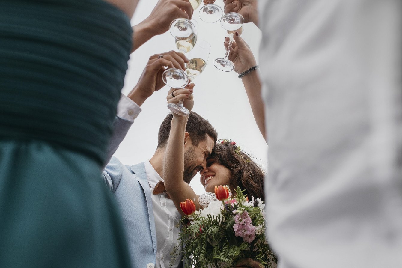 Regalos originales para bodas: Sorprende con desayunos sorpresa a domicilio.