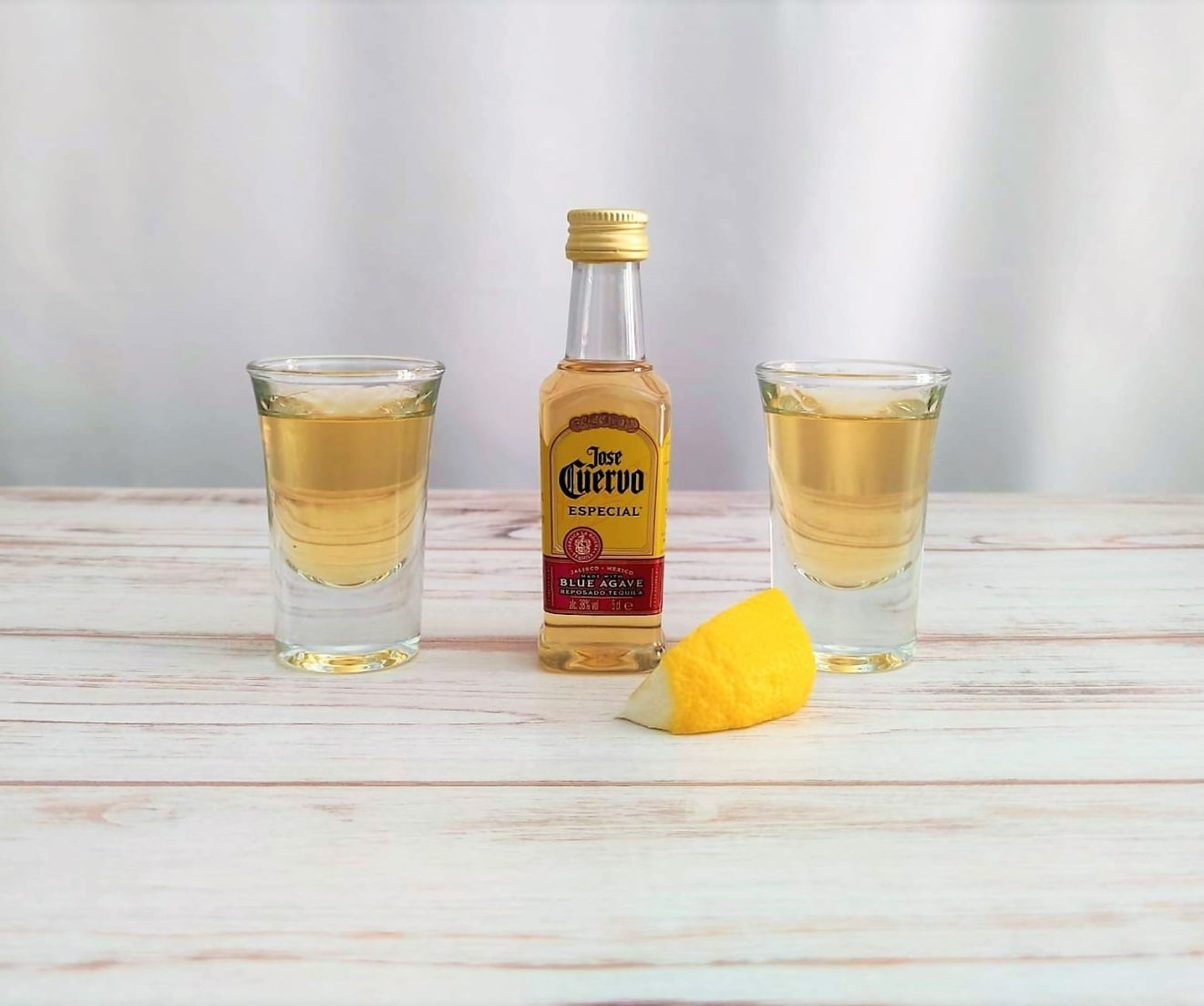 botellita-de-tequila-jose-cuervo-mas-chupitos-regalo-original.jpg