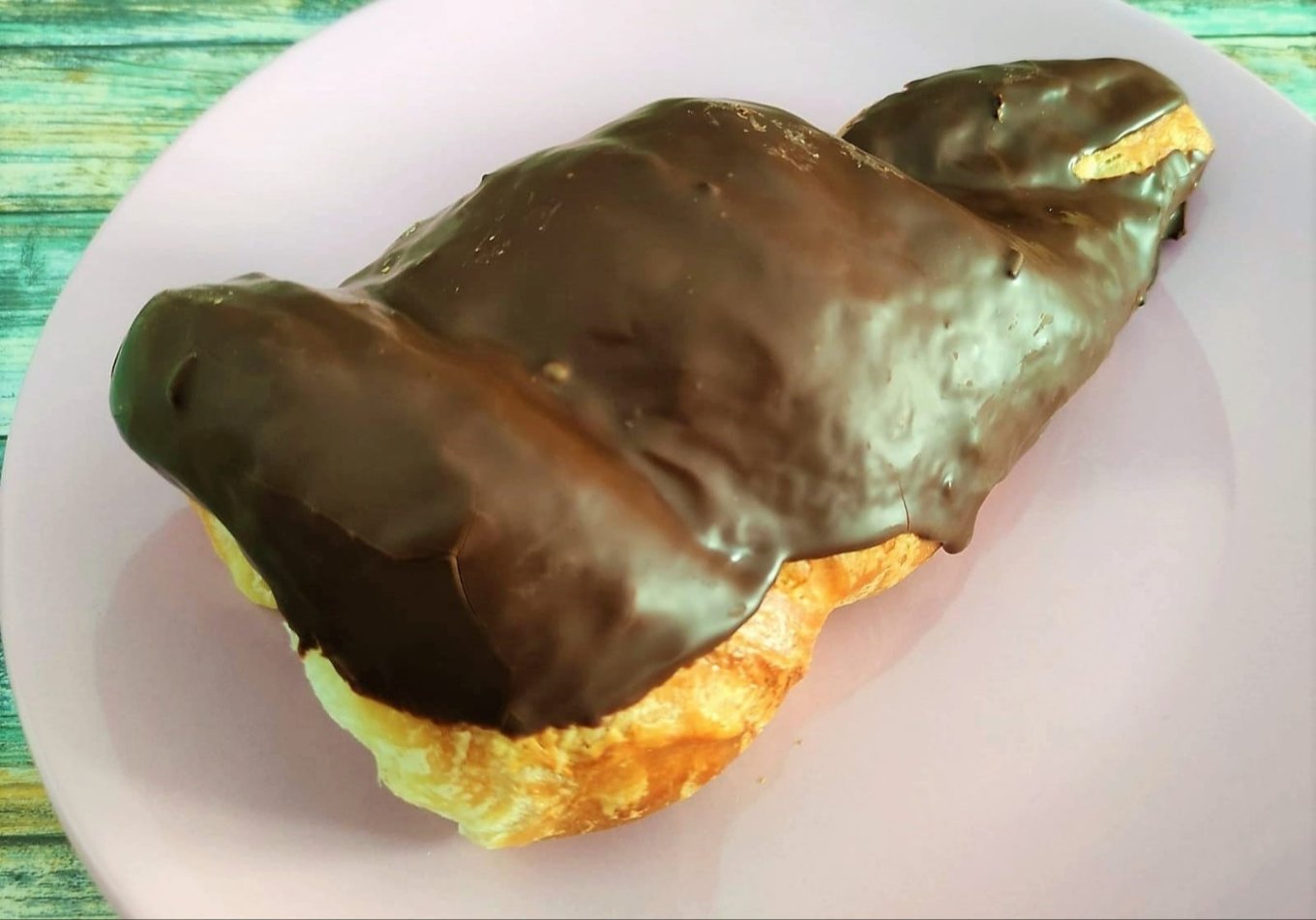 caracola-rellena-y-cubierta-de-chocolate-desayuno-a-domicilio.jpg