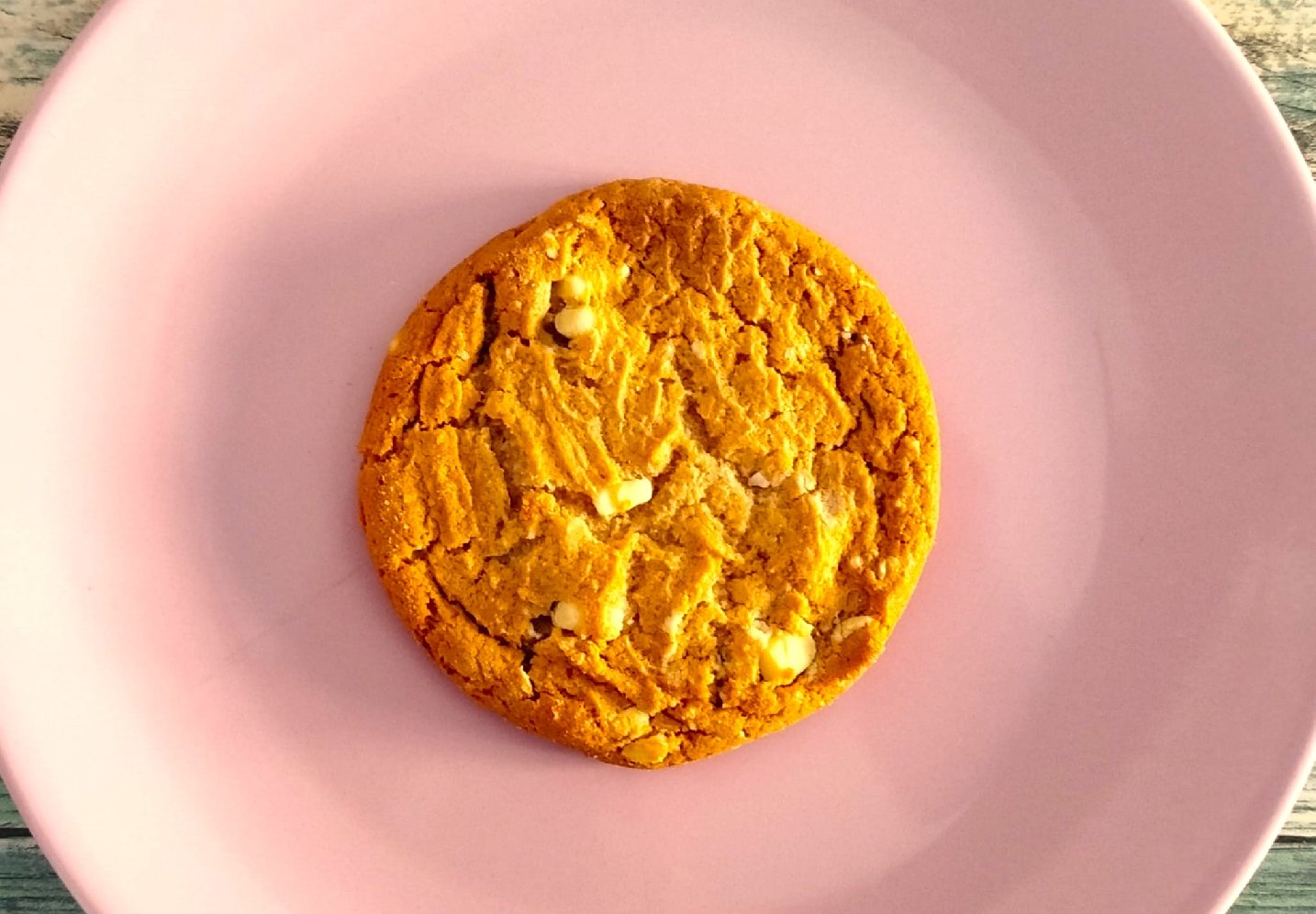 cookie-con-chips-de-chocolate-blanco-desayunos-a-domicilio.jpeg
