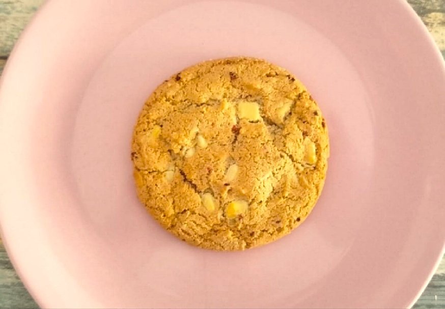 cookie-con-chips-de-chocolate-blanco-y-frambuesa-desayunos-a-domicilio.jpeg