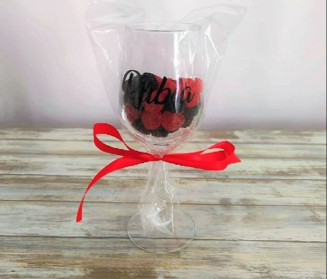 copa-grabada-llena-de-chuches-regalo-original.jpg