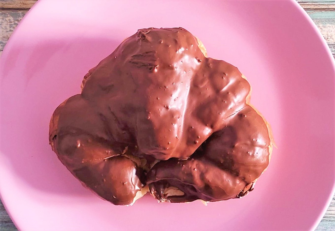 croissant-artesano-cubierto-de-chocolate-desayuno-a-domicilio.jpg
