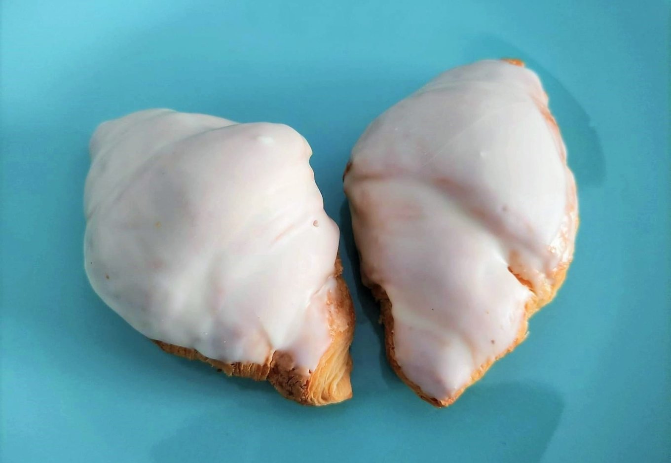 croissant-mini-cubierto-de-chocolate-blanco-desayuno-a-domicilio.jpg