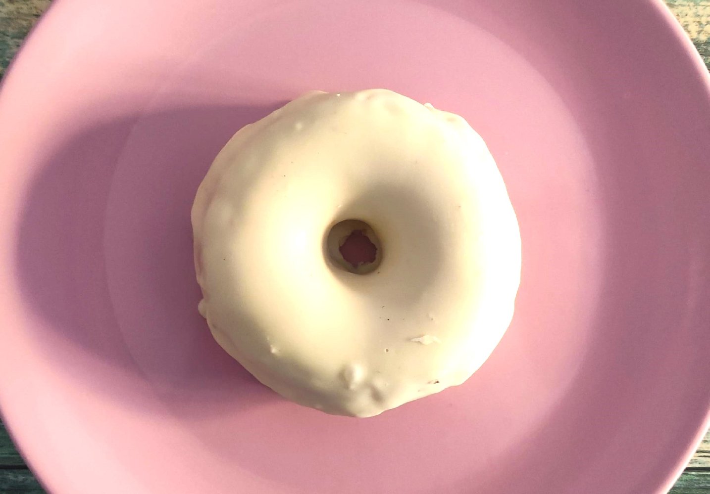 donut-cubierto-de-chocolate-blanco-desayunos-a-domicilio.jpeg