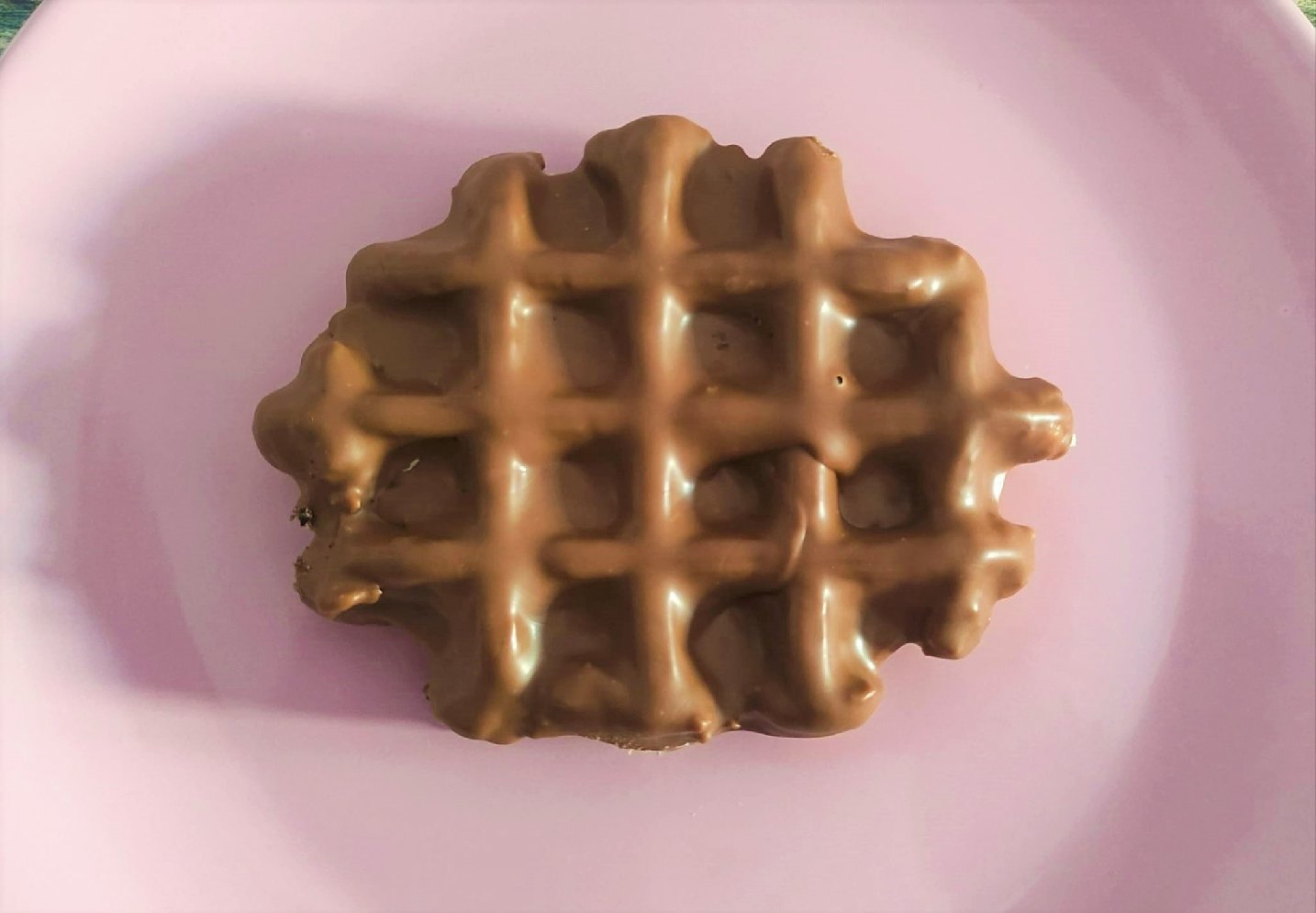 gofre-belga-cubierto-de-chocolate-desayuno-a-domicilio.jpeg
