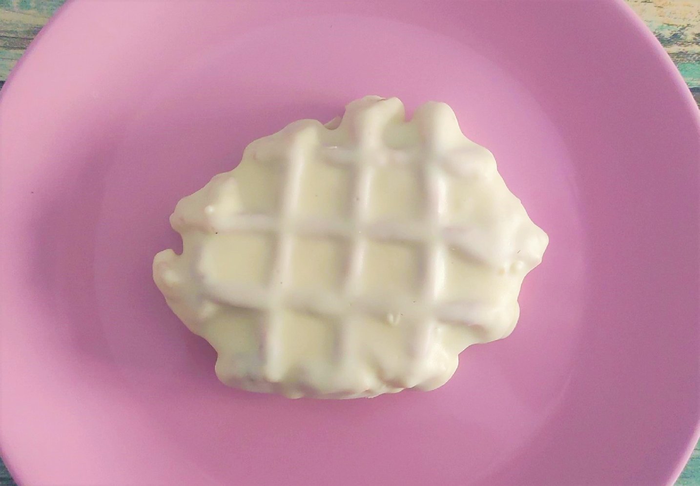 gofre-cubierto-de-chocolate-blanco-desayunos-a-domicilio.jpeg
