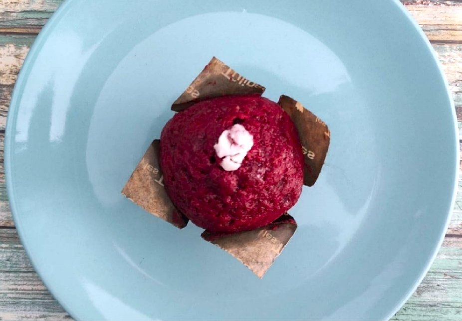 muffin-red-velvet-con-chocolate-blanco-desayuno-a-domicilio.jpeg