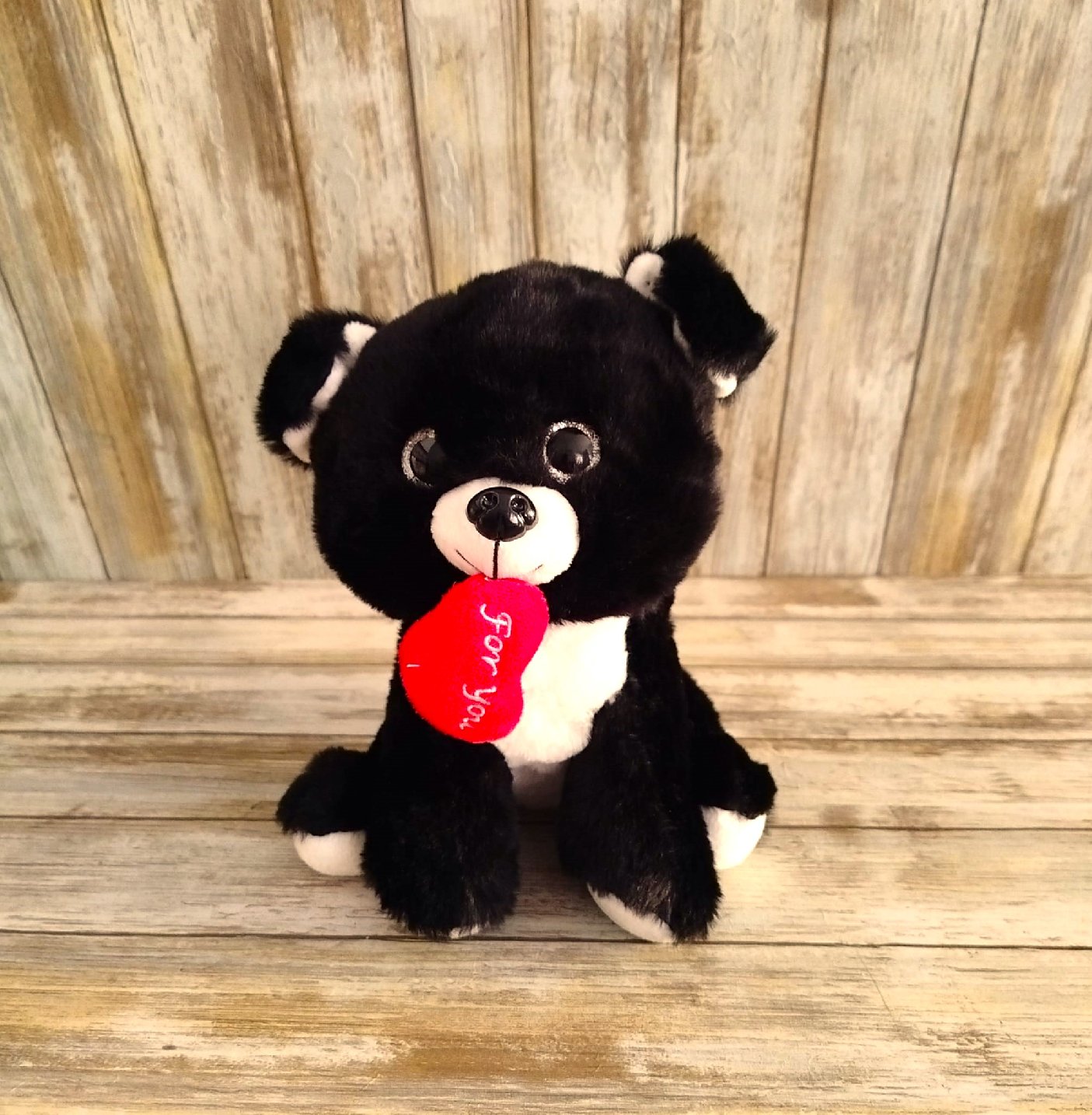 perrito-negro-con-corazon-de-peluche-regalos-originales.jpeg