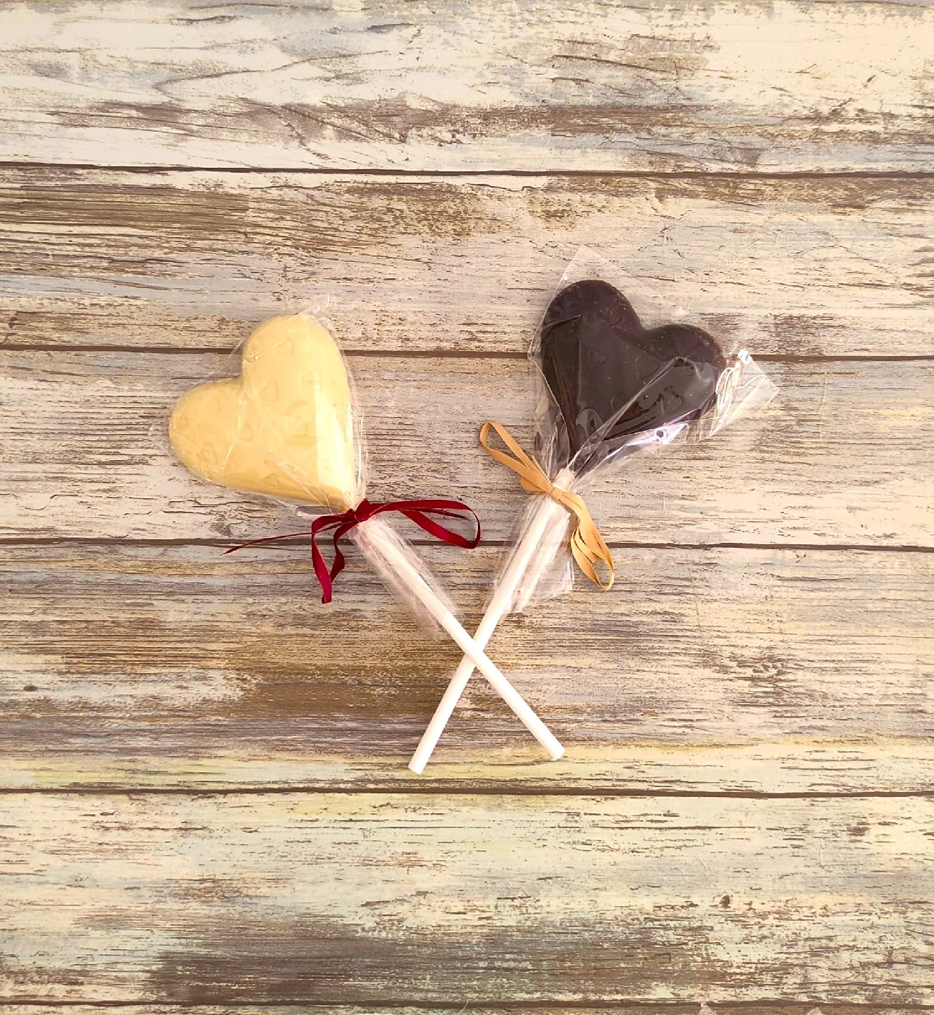 piruleta-corazon-de-chocolate-negro-blanco-desayuno-a-domicilio.jpeg