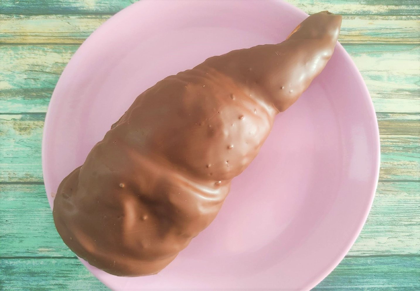 caracola-rellena-y-cubierta-de-chocolate-desayuno-a-domicilio.jpeg