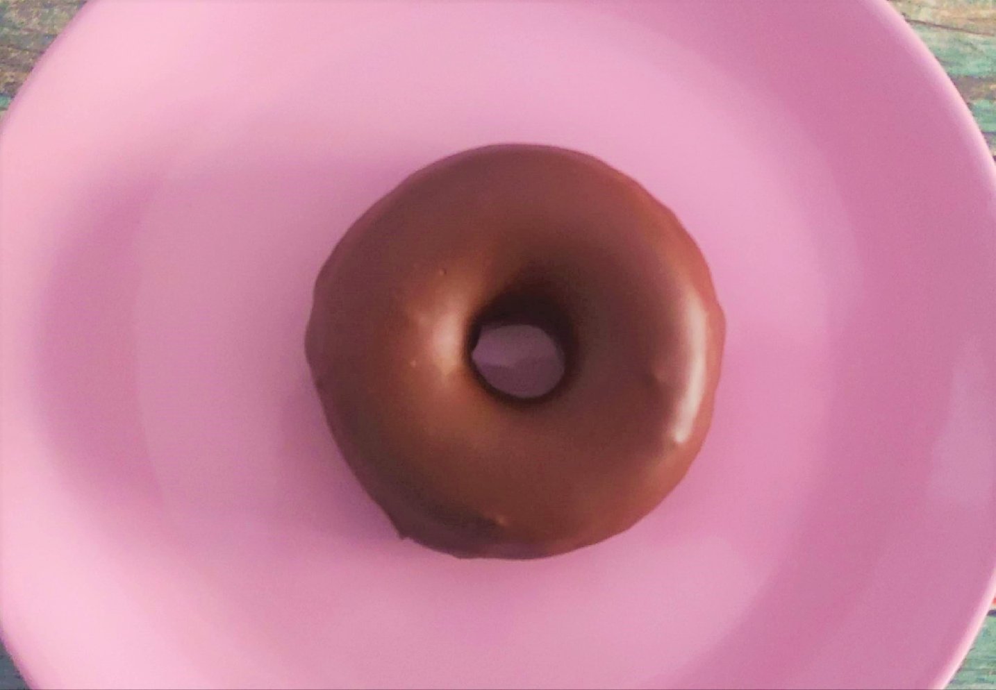 donut-cubierto-de-chocolate-negro-desayunos-a-domicilio.jpeg