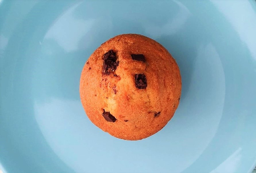 muffin-con-pepitas-de-chocolate-desayuno-a-domicilio.jpeg