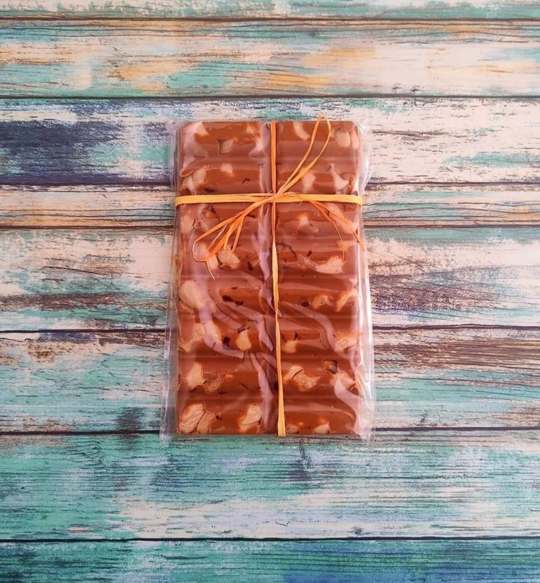 tableta-chocolate-con-leche-caramelo-y-almendras-desayuno-a-domicilio.jpg